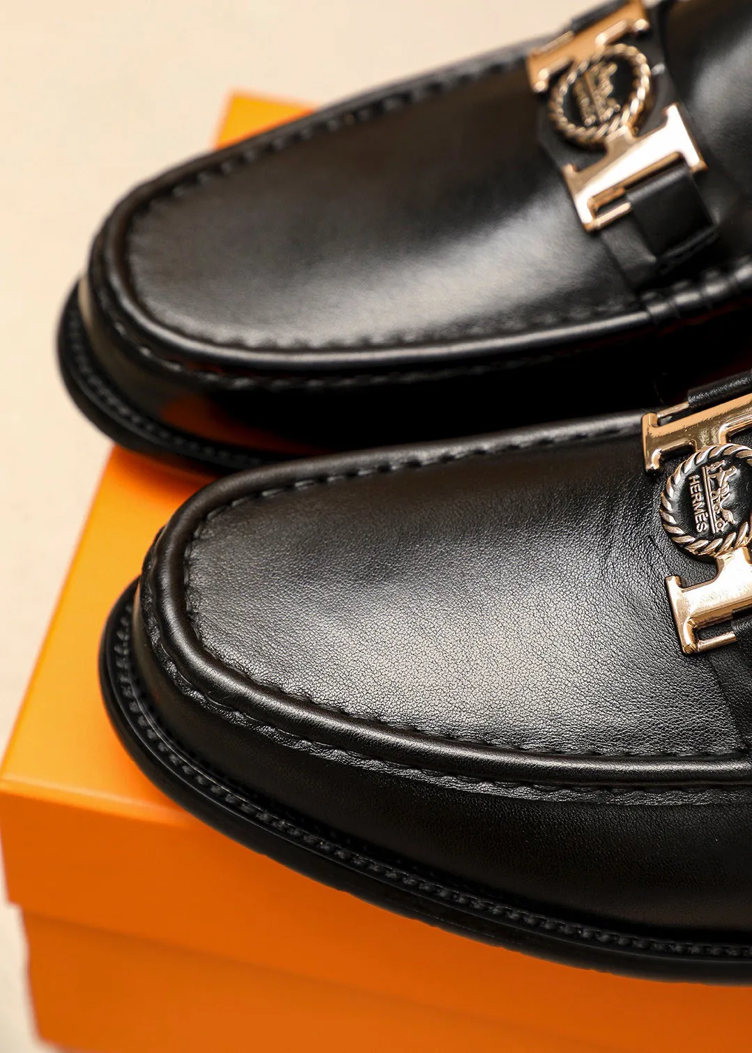 Men's shoes 💰442 💐 Product trademark: HERMES "Hermès" casual leather shoes Regular size: 38-44 (45🉑️customized) Product materials: Selected imported first-layer calfskin upper + luxury hardware buckle, imported water-dyed 🐂 cowhide lining. Strong three-dimensional visual effect, combined outsole Color: 1⃣️color optional